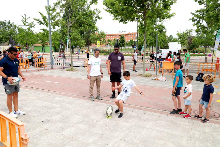 Niños practicando patadas de rugby