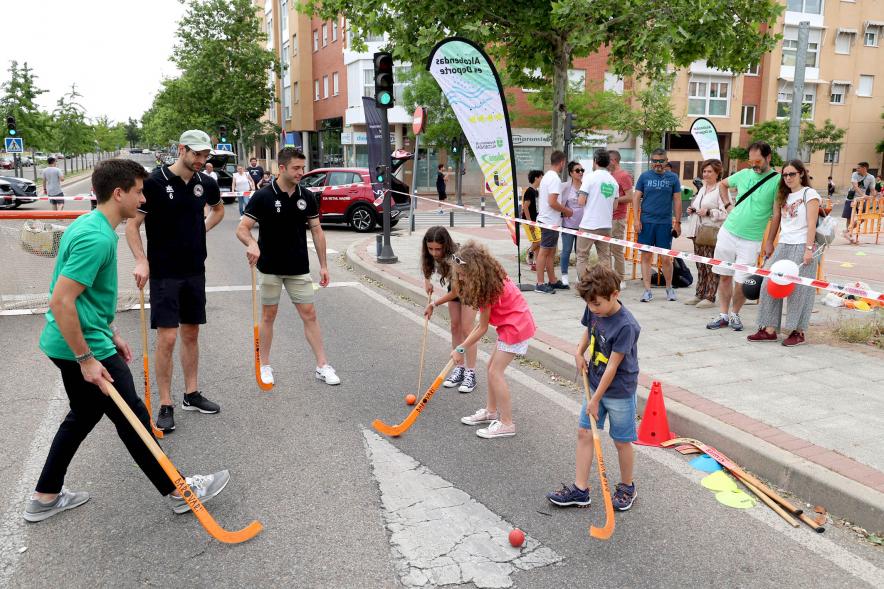 Niños jugando al hockey