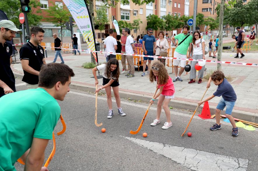 Niños entrenando al hockey