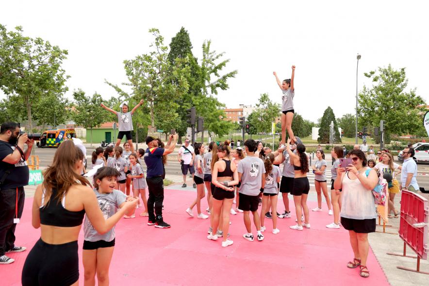 Niñas practicando cheerleading
