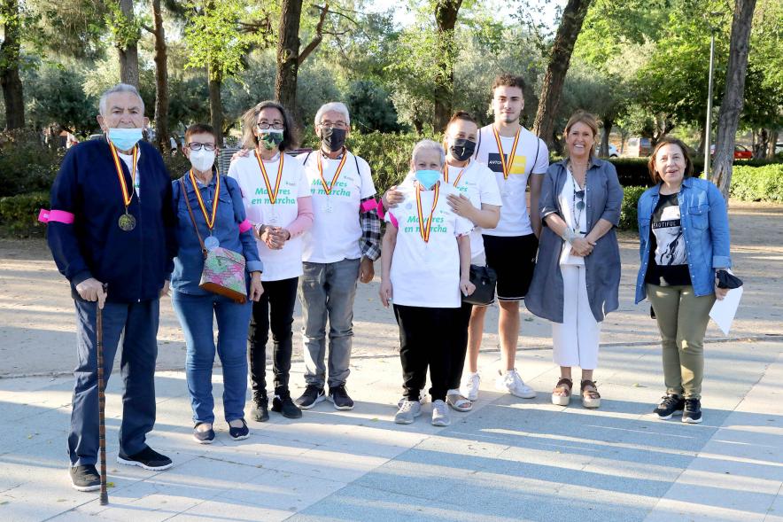 Semana del Mayor 2022 - Gymkana Intergeneracional - Posado de un grupo de mayores con el  monitor.