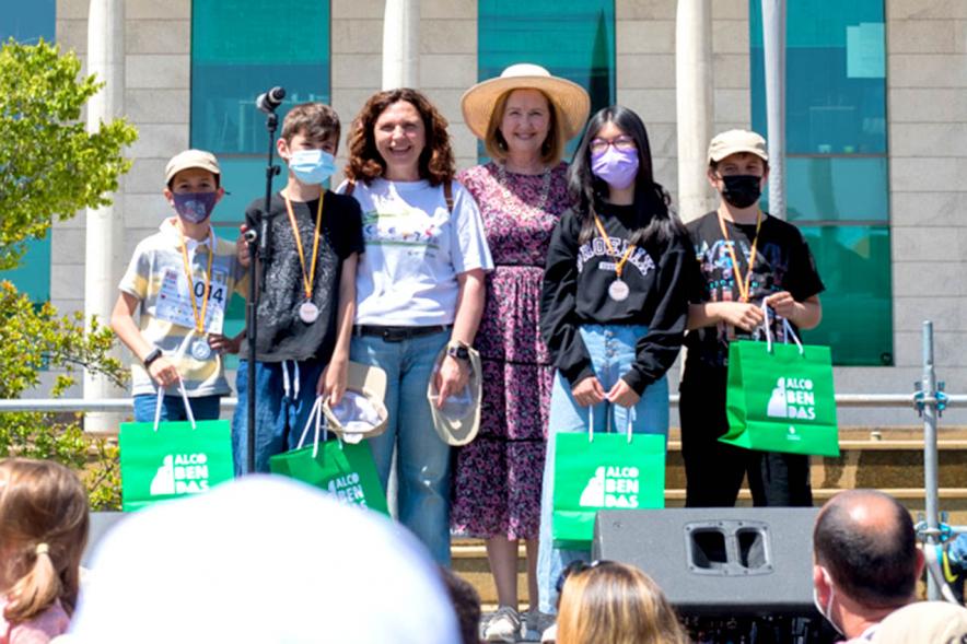 Entrega de Premios Gymkana de Ciencias - Posado de los ganadores de la Gymkana con varias concejales municipales.