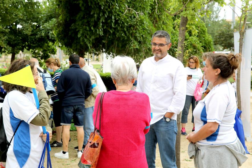 Semana del Mayor 2022 - Gymkana Intergeneracional - Imagen del vicealcalde Sánchez Acera con los mayores. 