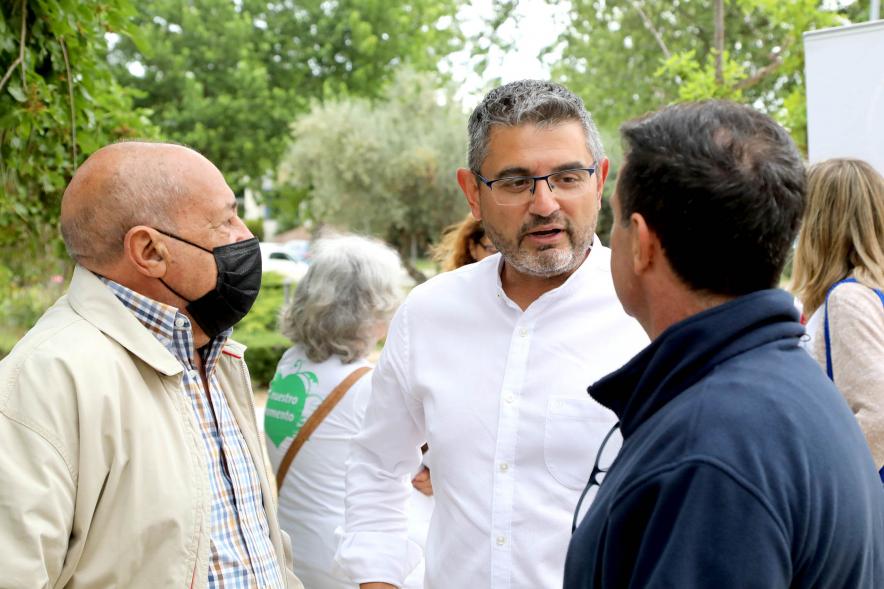 Semana del Mayor 2022 - Gymkana Intergeneracional - Imagen del vicealcalde Sánchez Acera con los mayores. 