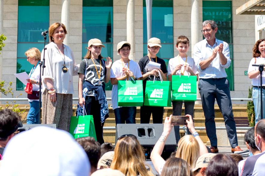 Entrega de Premios Gymkana de Ciencias - Posado de los ganadores de la Gymkana con varias autoridades municipales.