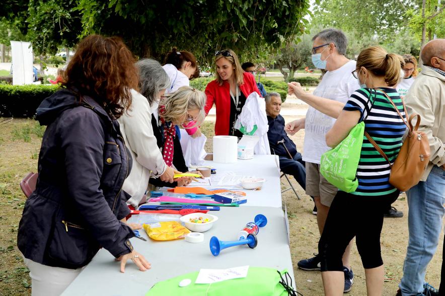   Semana del Mayor 2022 - Gymkana Intergeneracional - Imagen de los  mayores junto a la mesa de actividades.