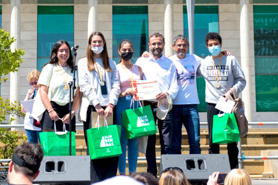 Entrega de Premios Gymkana de Ciencias - Posado de los ganadores de la Gymkana con varias autoridades municipales.