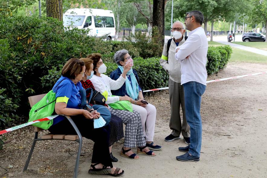 Semana del Mayor 2022 - Gymkana Intergeneracional - Imagen del vicealcalde Sánchez Acera con los mayores. 