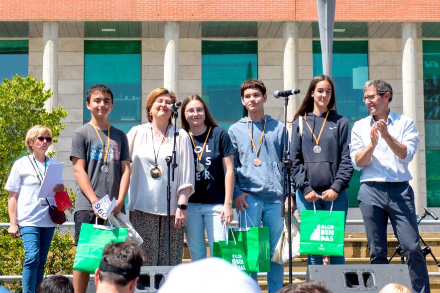 Entrega de Premios Gymkana de Ciencias - Posado de los ganadores de la Gymkana con varias autoridades municipales.