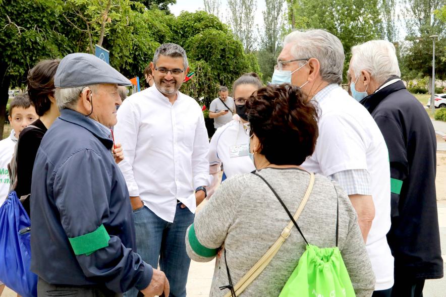 Semana del Mayor 2022 - Gymkana Intergeneracional - Imagen del vicealcalde Sánchez Acera con los mayores. 