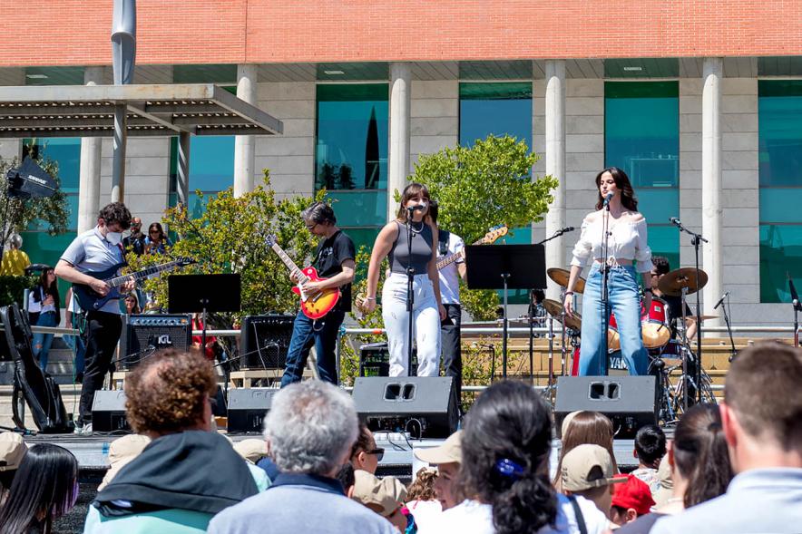 Entrega de Premios Gymkana de Ciencias - Primer plano de la actuación musical.