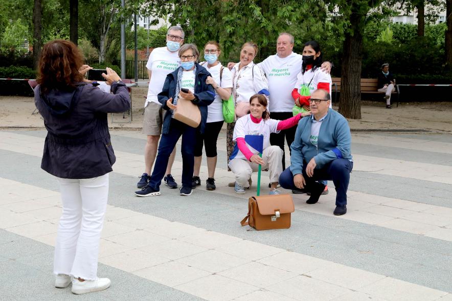 Semana del Mayor 2022 - Gymkana Intergeneracional - Posado de un grupo de participantes.