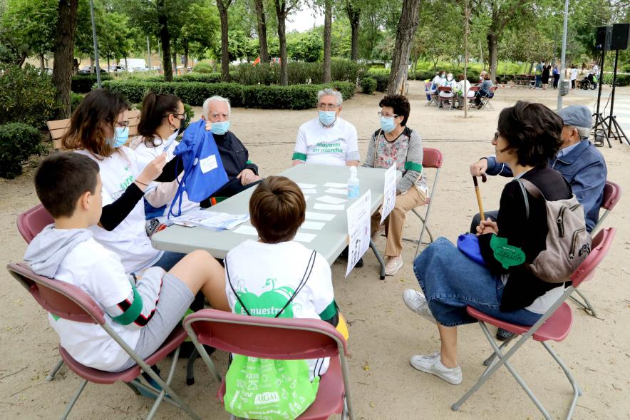 Semana del Mayor 2022 - Gymkana Intergeneracional - Imagen del grupo de mayores en una mesa Semana del Mayor 2022 - Gymkana Intergeneracional - Imagen de un grupo de participantes en una mesa. 