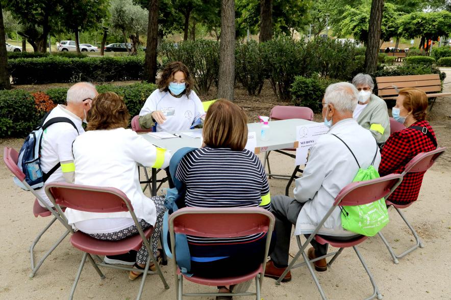 Semana del Mayor 2022 - Gymkana Intergeneracional - Imagen de un grupo de participantes en su mesa de actividades.. 