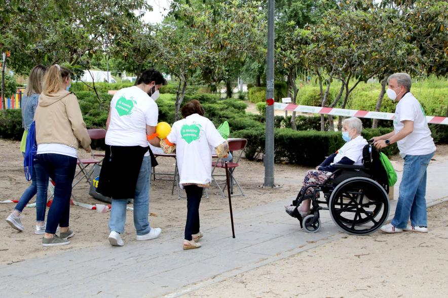 Semana del Mayor 2022 - Gymkana Intergeneracional - Imagen de varios mayores discapacitados  participando.