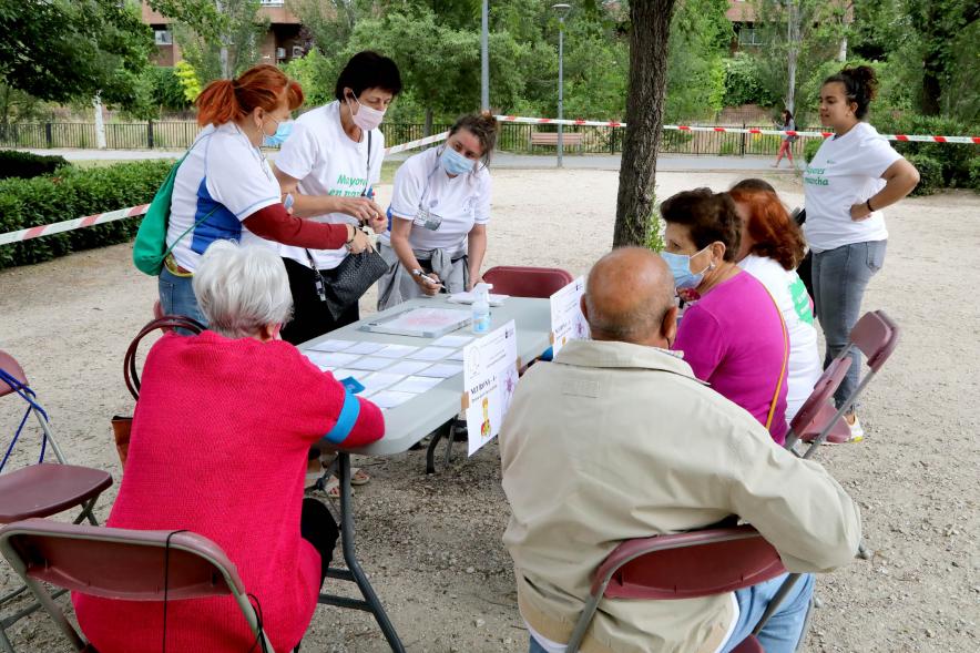 Semana del Mayor 2022 - Gymkana Intergeneracional - Imagen de un grupo de participantes en su mesa de actividades.. 