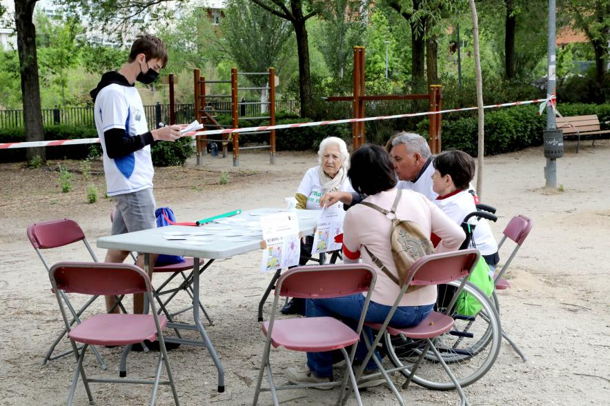 Semana del Mayor 2022 - Gymkana Intergeneracional - Imagen de un grupo de participantes en su mesa de actividades.
