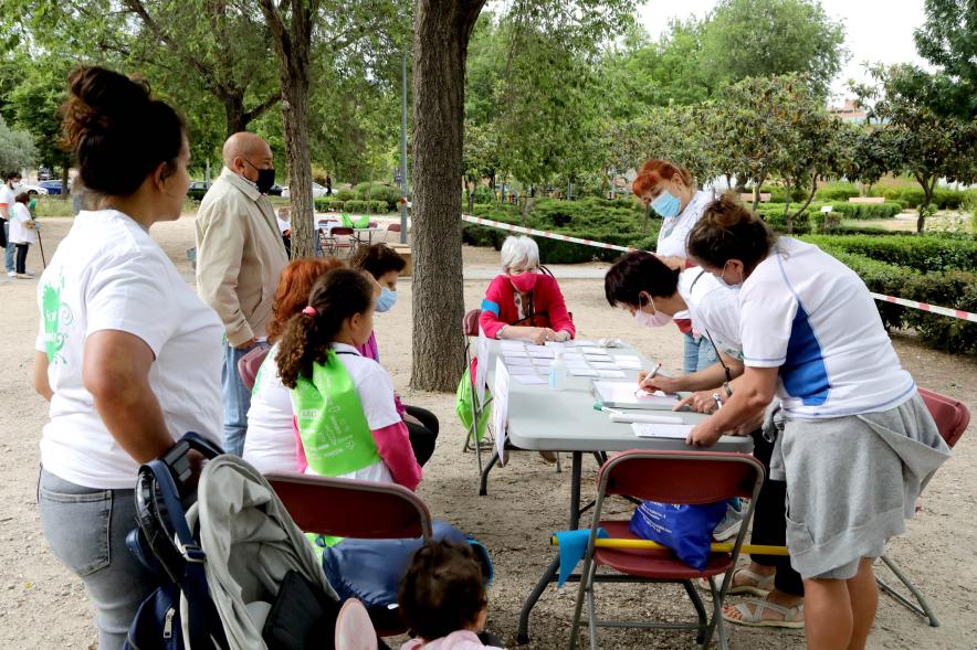 Semana del Mayor 2022 - Gymkana Intergeneracional - Imagen de un grupo de participantes en su mesa de actividades.. 