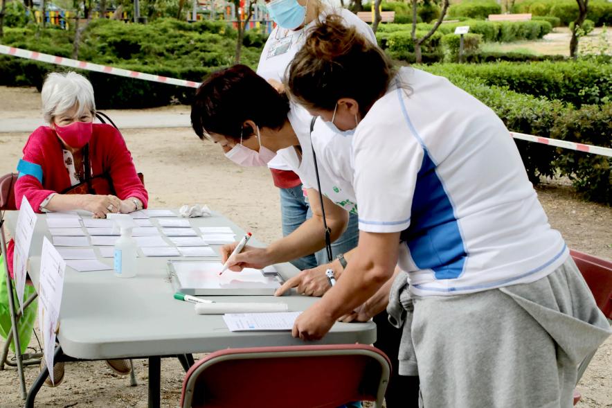 Semana del Mayor 2022 - Gymkana Intergeneracional - Imagen de un grupo de participantes en una prueba. 