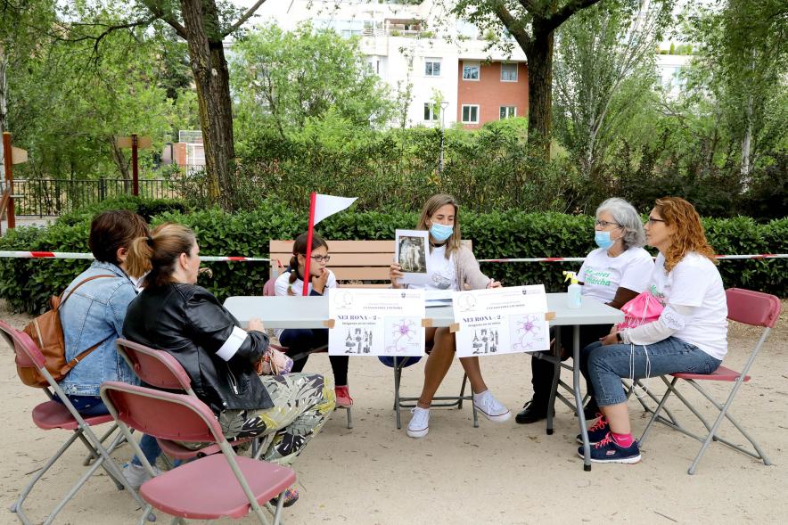 Semana del Mayor 2022 - Gymkana Intergeneracional - Imagen de un grupo de participantes en una prueba. 