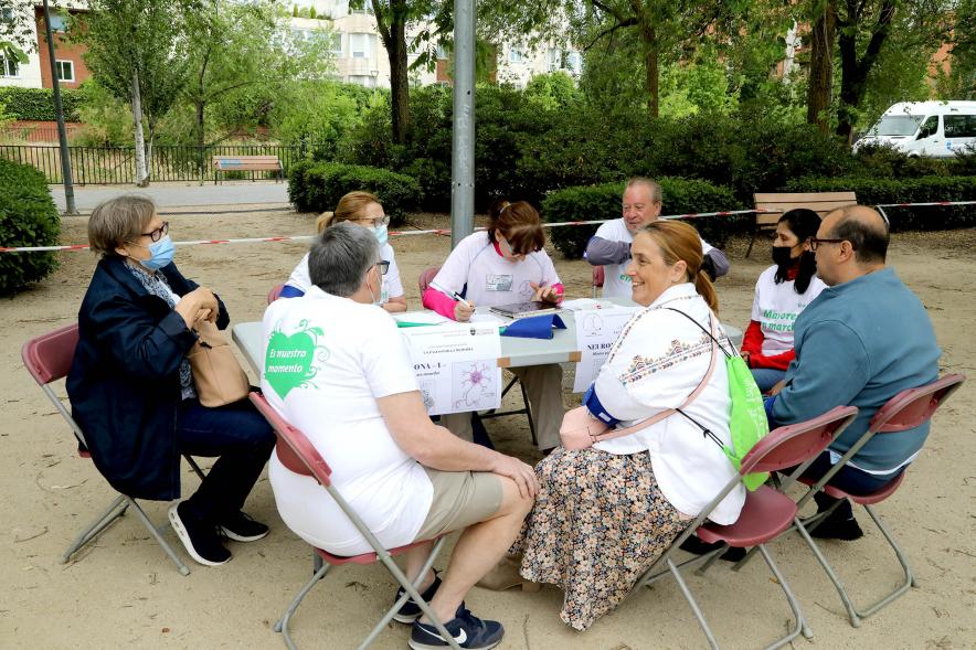 Semana del Mayor 2022 - Gymkana Intergeneracional - Imagen de un grupo de participantes en una prueba. 
