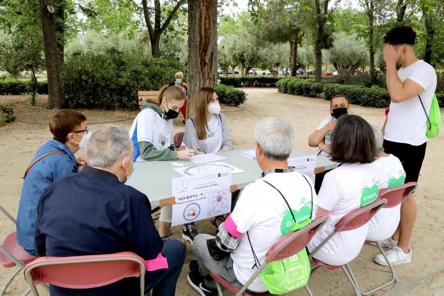Semana del Mayor 2022 - Gymkana Intergeneracional - Imagen de un grupo de participantes en una prueba. 