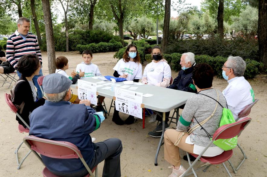 Semana del Mayor 2022 - Gymkana Intergeneracional - Imagen de un grupo de participantes en una prueba. 
