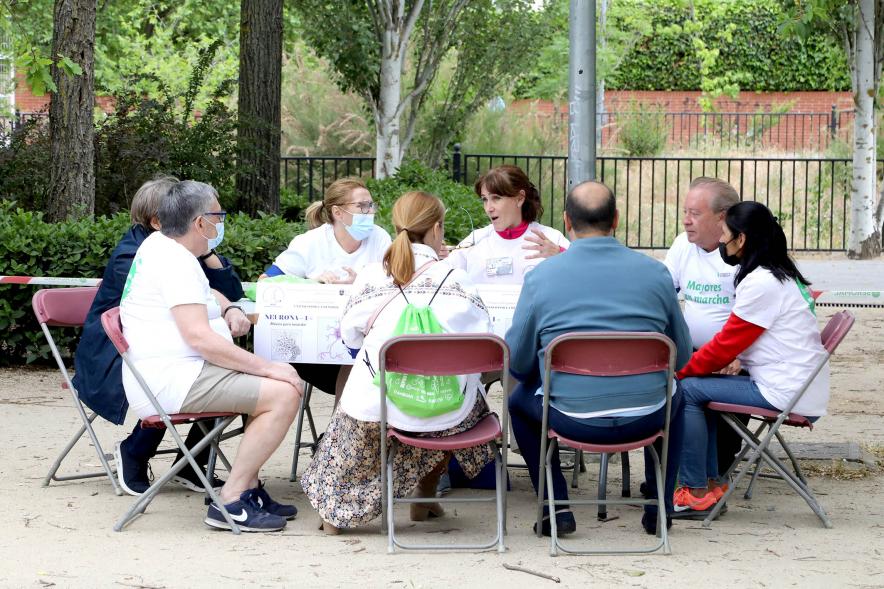 Semana del Mayor 2022 - Gymkana Intergeneracional - Imagen de un grupo de participantes en una prueba. 