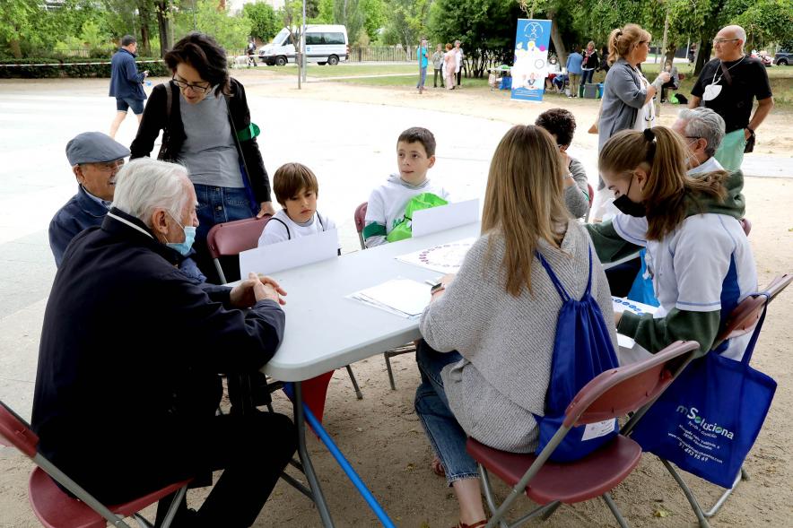 Semana del Mayor 2022 - Gymkana Intergeneracional - Imagen de un grupo de participantes en una prueba. 