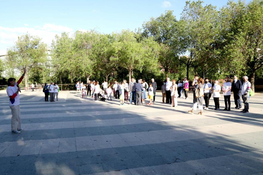 Semana del Mayor 2022 - Gymkana Intergeneracional - Imagen de un grupo de participantes esperando las pruebas.