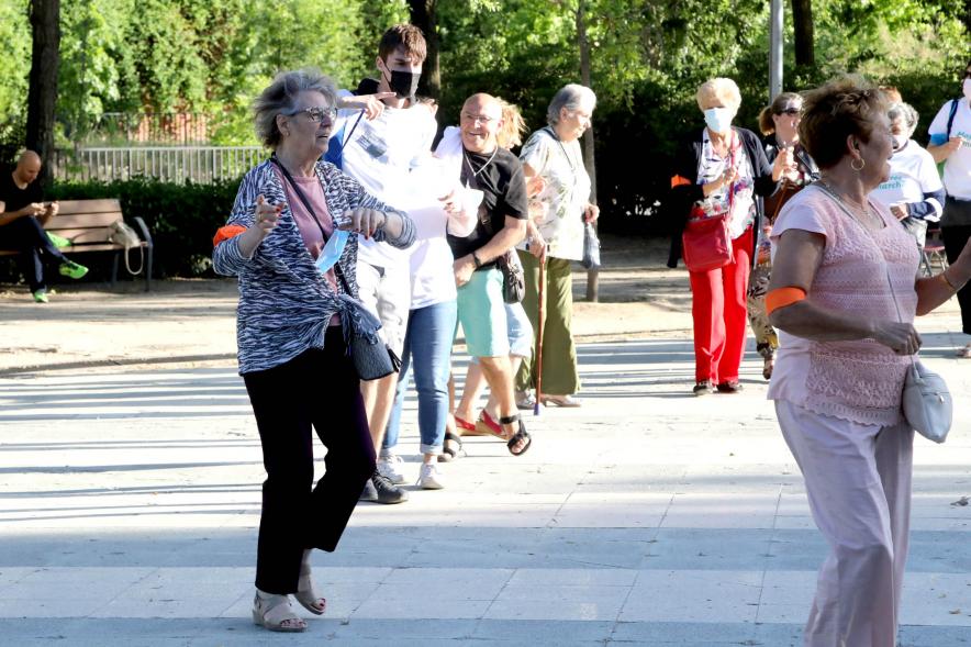 Semana del Mayor 2022 - Gymkana Intergeneracional - Parte de los participantes en una prueba.