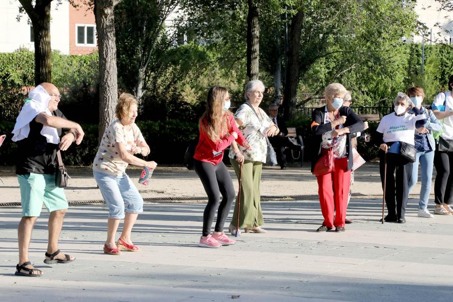 Semana del Mayor 2022 - Gymkana Intergeneracional - Parte de los participantes en una prueba de movimiento.