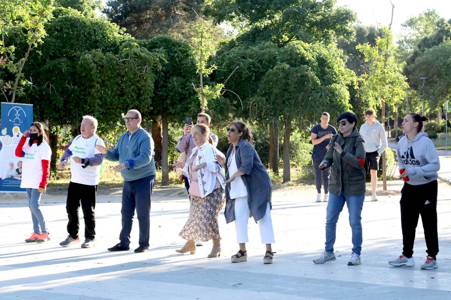 Semana del Mayor 2022 - Gymkana Intergeneracional - Parte de los participantes en una prueba de movimiento