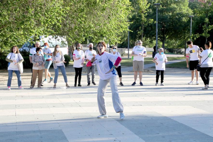 Semana del Mayor 2022 - Gymkana Intergeneracional - Parte de los participantes en una prueba de movimiento.