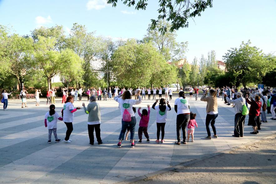 Semana del Mayor 2022 - Gymkana Intergeneracional - Parte de los participantes en una prueba de movimiento