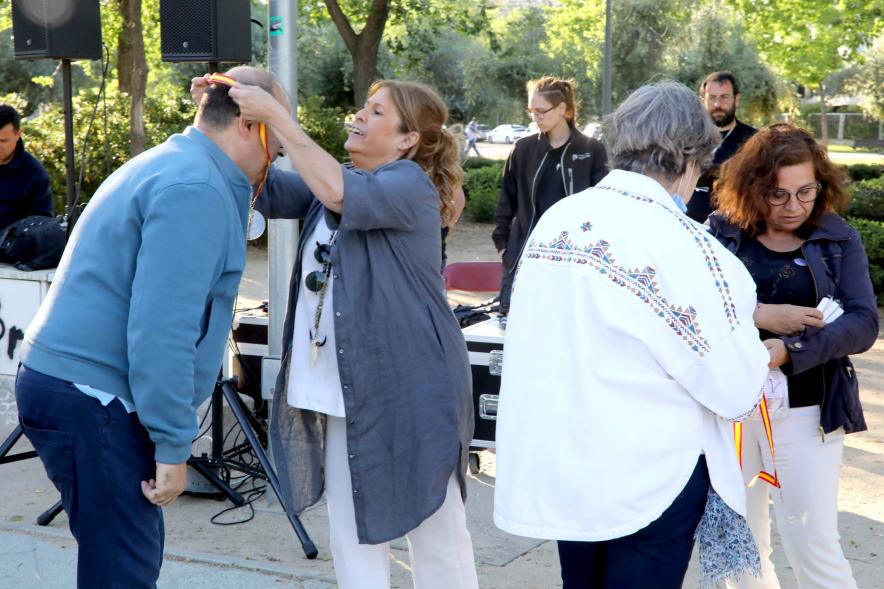 Semana del Mayor 2022 - Gymkana Intergeneracional - Imagen de la puesta de medallas a los ganadores.