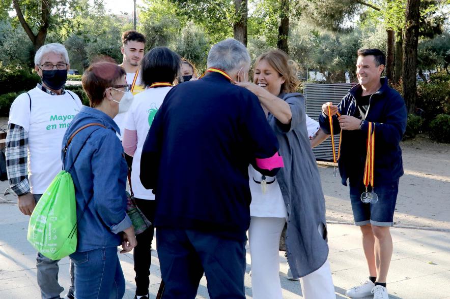 Semana del Mayor 2022 - Gymkana Intergeneracional - Imagen de la puesta de medallas a los ganadores.