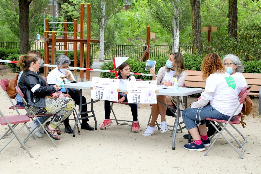Semana del Mayor 2022 - Gymkana Intergeneracional - Imagen de un grupo de participantes en su mesa de actividades.