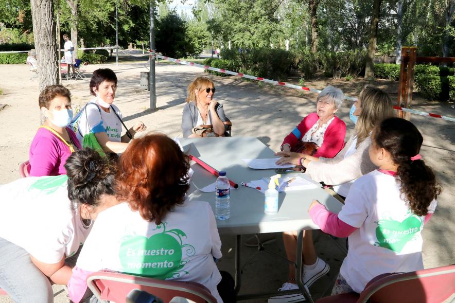 Semana del Mayor 2022 - Gymkana Intergeneracional - Imagen de un grupo de participantes en su mesa de actividades.