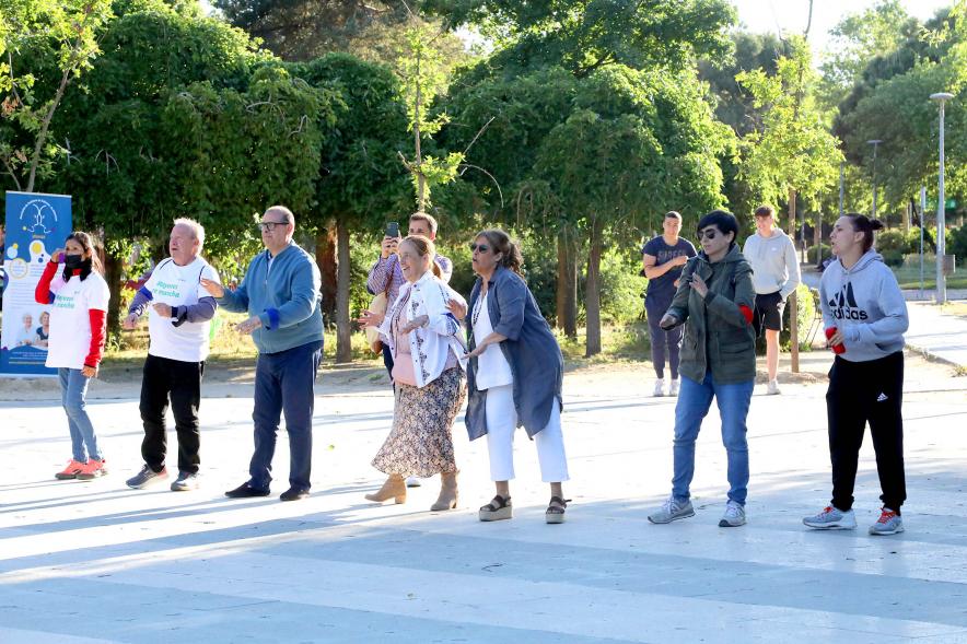 Semana del Mayor 2022 - Gymkana Intergeneracional - Parte de los participantes en una prueba de movimiento.