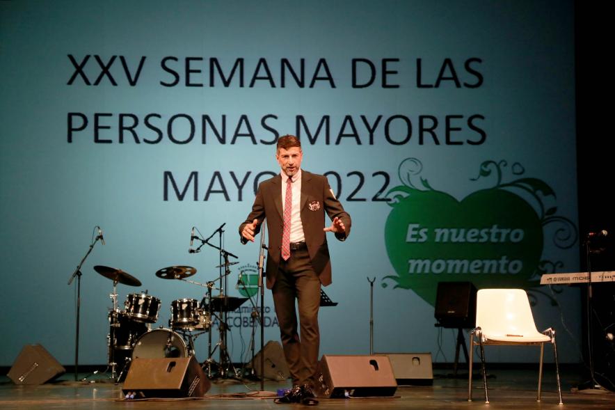   Semana del Mayor 2022 - Homenaje a Mayores -  Primer plano del presentador del acto.