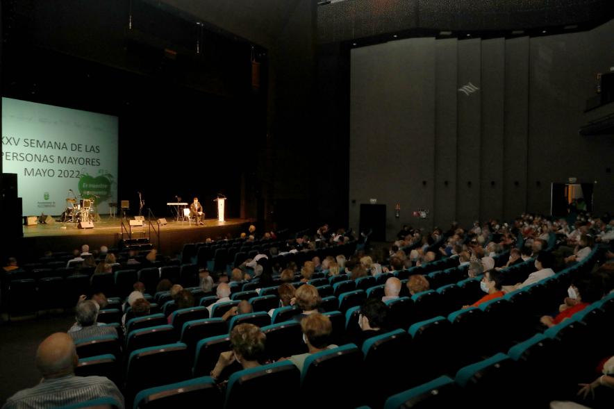 Semana del Mayor 2022 - Homenaje a Mayores - Panorámica del teatro con los asistentes al completo. 