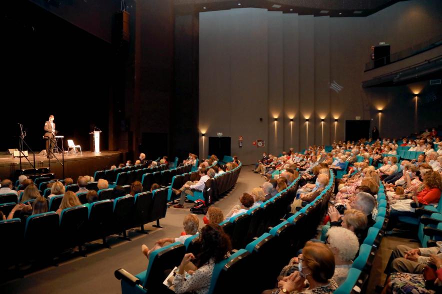 SemanaSemana del Mayor 2022 - Homenaje a Mayores -  Imagen lateral del teatro. Aforo completo.