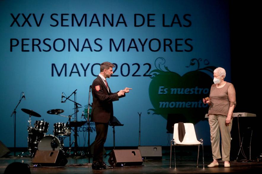 Semana del Mayor 2022 - Homenaje a Mayores -  Imagen del presentador con un mayor homenajeado.