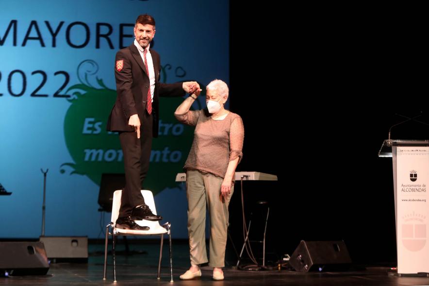 Semana del Mayor 2022 - Homenaje a Mayores -  Imagen del presentador interactuando con un mayor homenajeado.