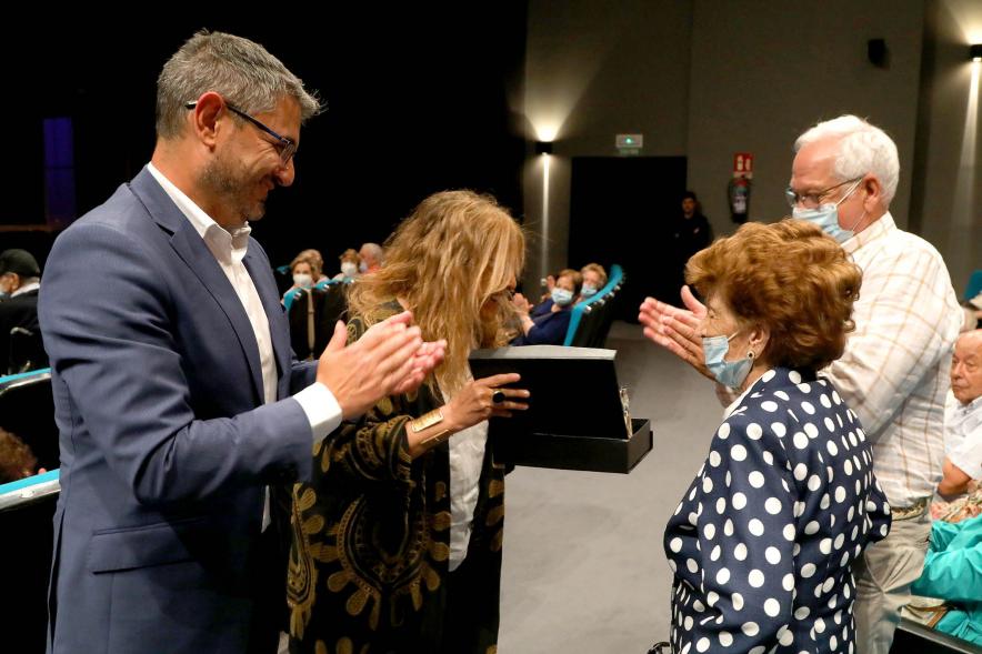 Semana del Mayor 2022 - Homenaje a Mayores -  La concejal junto al vicealcalde Sánchez Acera entregan una placa  a los homenajeados.