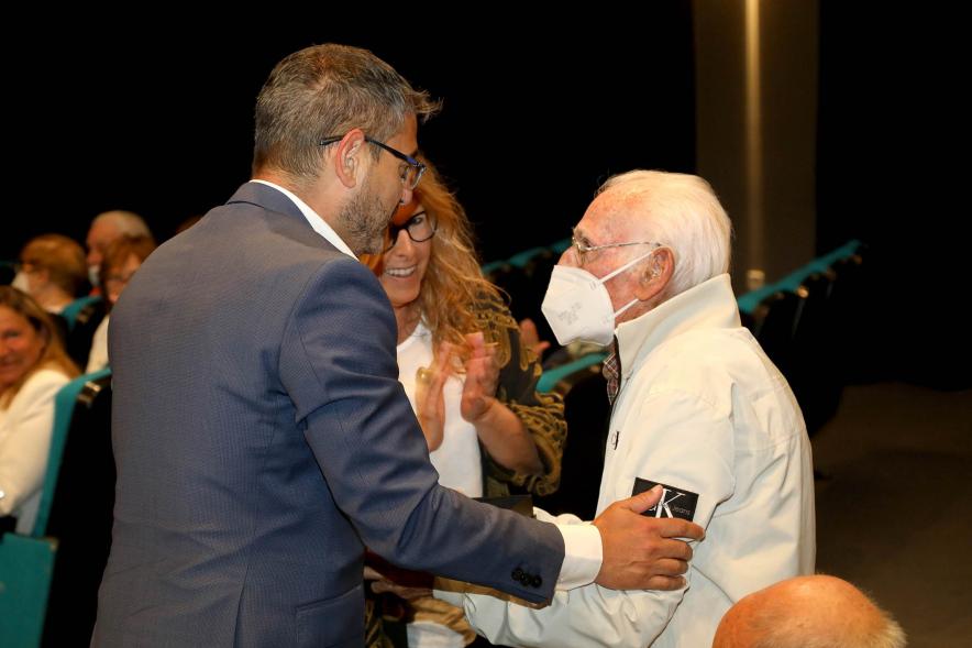 Semana del Mayor 2022 - Homenaje a Mayores -  El vicealcalde Sánchez Acera interactuando con los homenajeados.