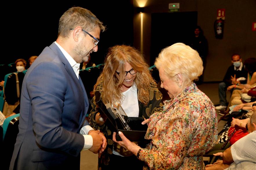 Semana del Mayor 2022 - Homenaje a Mayores -  La concejal junto al vicealcalde Sánchez Acera entregan una placa  a una homenajeada.