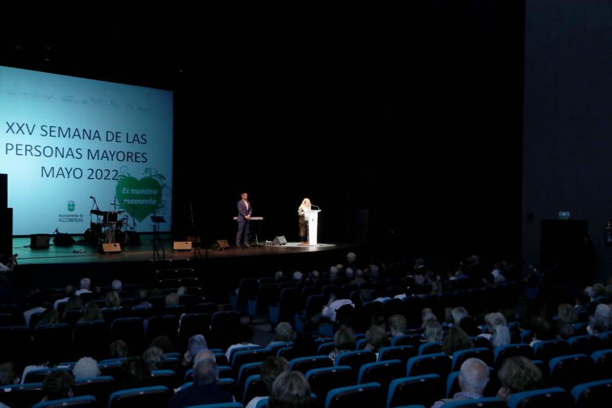 Semana del Mayor 2022 - Homenaje a Mayores - Panorámica del teatro con los asistentes .