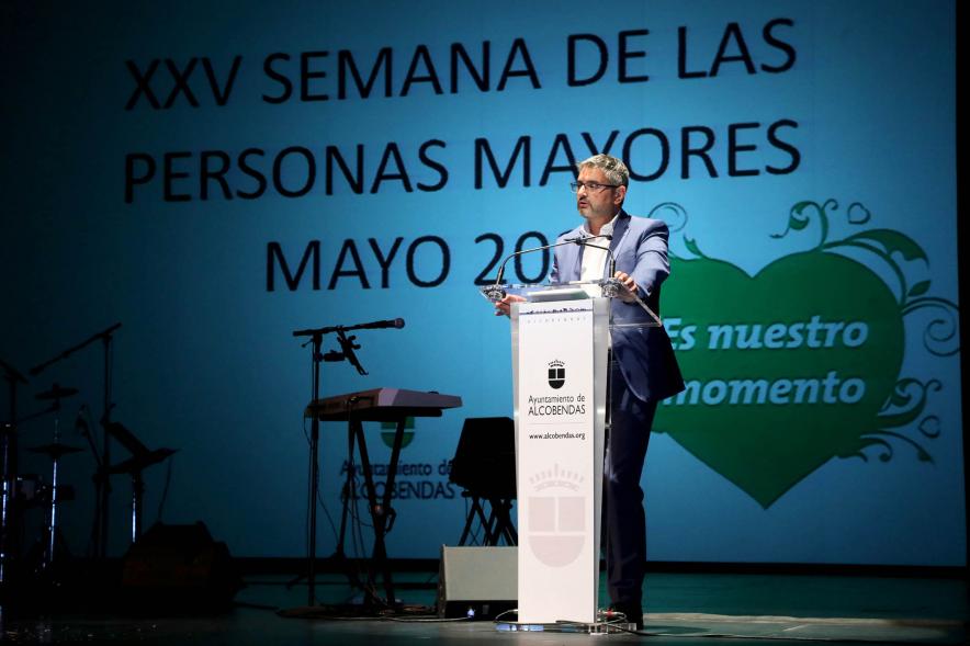   Semana del Mayor 2022 - Homenaje a Mayores -  Primer plano del discurso de Rafael Sánchez Acera, vicealcalde.